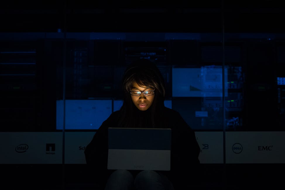 Des rangées de serveurs dans un datacenter écologique, illuminés en vert, symbolisant la réduction de l'empreinte carbone.