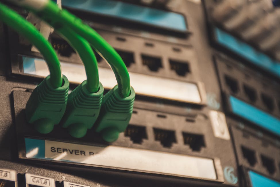 Des serveurs informatiques dans un datacenter, éclairés d'une lumière verte, symbolisant un hébergement web écologique et une infrastructure verte.