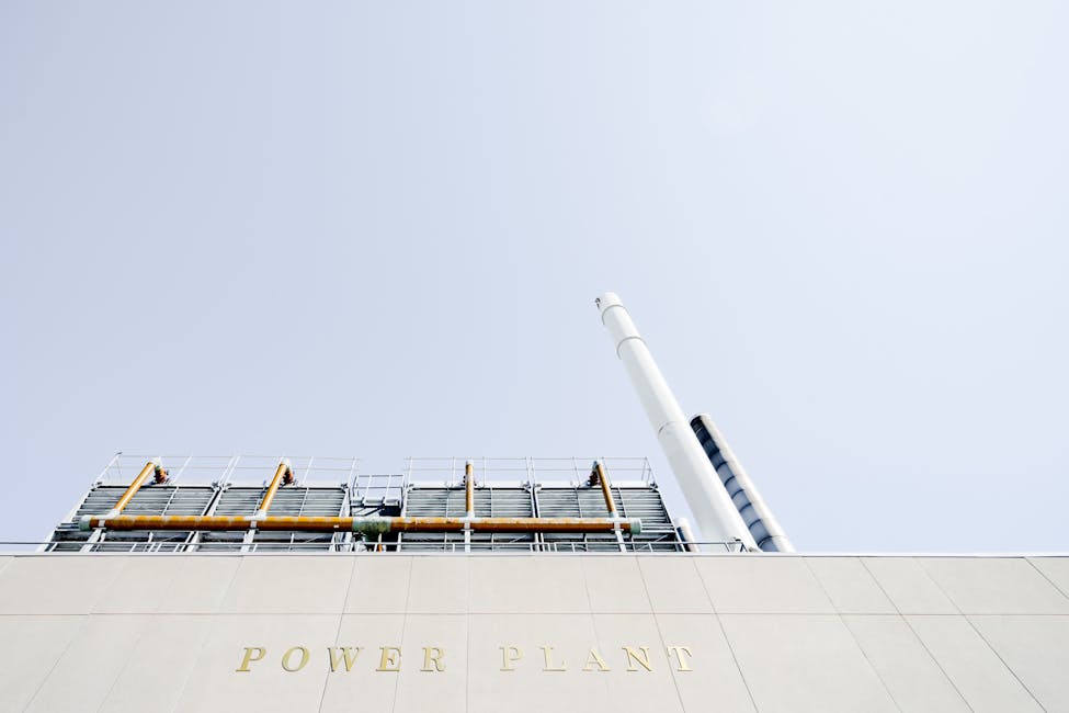 Éoliennes et panneaux solaires alimentant un datacenter moderne et écologique, symbolisant l'énergie renouvelable.