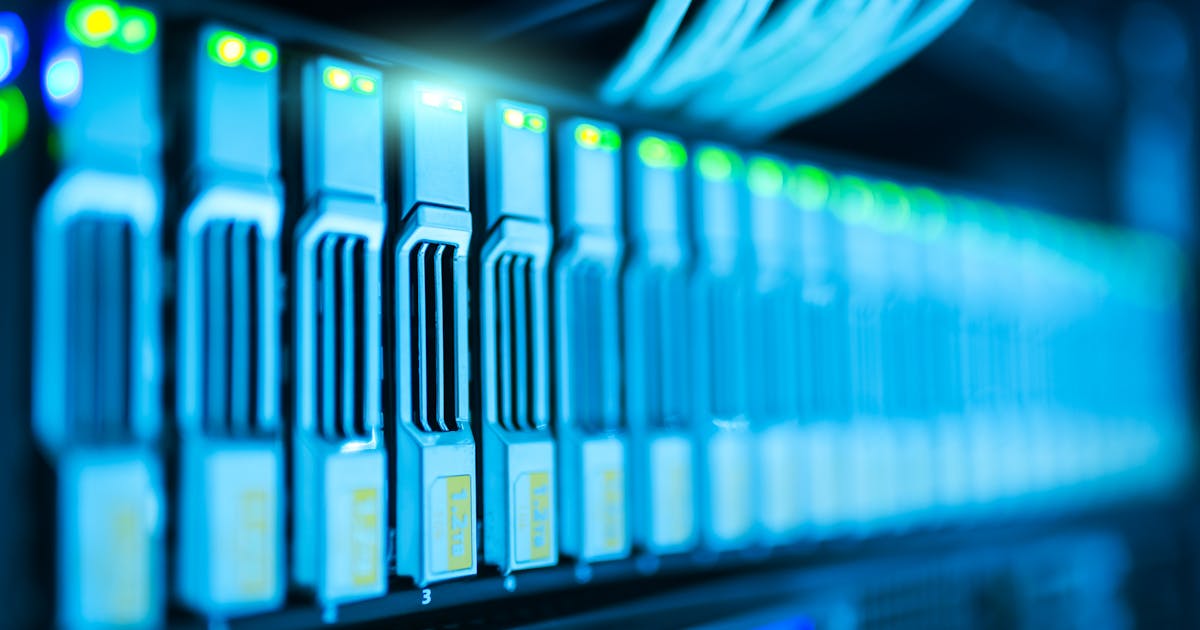 Datacenter écologique moderne avec des serveurs optimisés pour la basse consommation et le refroidissement efficace