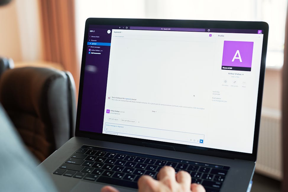 Développeur travaillant sur l'éco-conception web, code propre et optimisé affiché sur l'écran